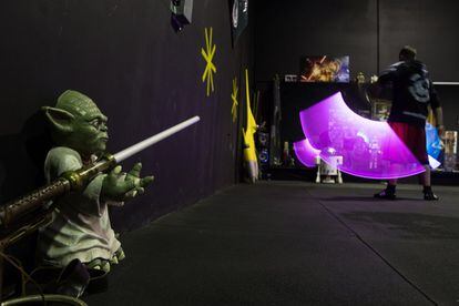 El lugar está decorado con distintos personaje de Star Wars. En la imagen, Yoda sostiene un sable.