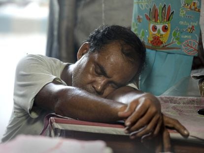 Un vendedor ambulante de Calcuta (India) descansa durante una calurosa tarde este junio de 2022. Las temperaturas diurnas más altas oscilan en esta época entre 38 y 45ºC.