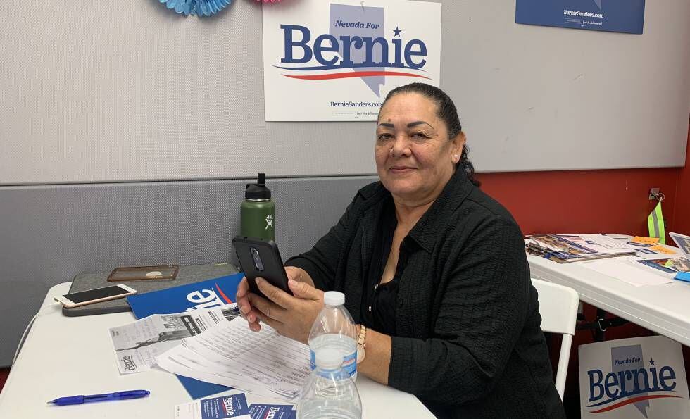 Lupita Arreola, voluntaria de Bernie Sanders, en la oficina de campaña del Este de Las Vegas, el jueves.