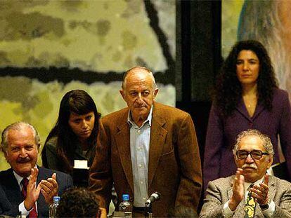 Juan Goytisolo (en el centro) con Carlos Fuentes y Gabriel García Márquez.