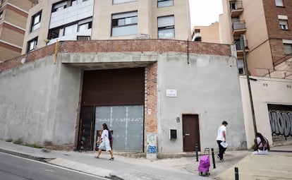 Edificio de obra nueva ocupado desde hace años en el distrito de Horta-Guinardó de Barcelona.