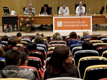 Los directores de colegios públicos de la provincia de Alicante reunidos en asamblea.