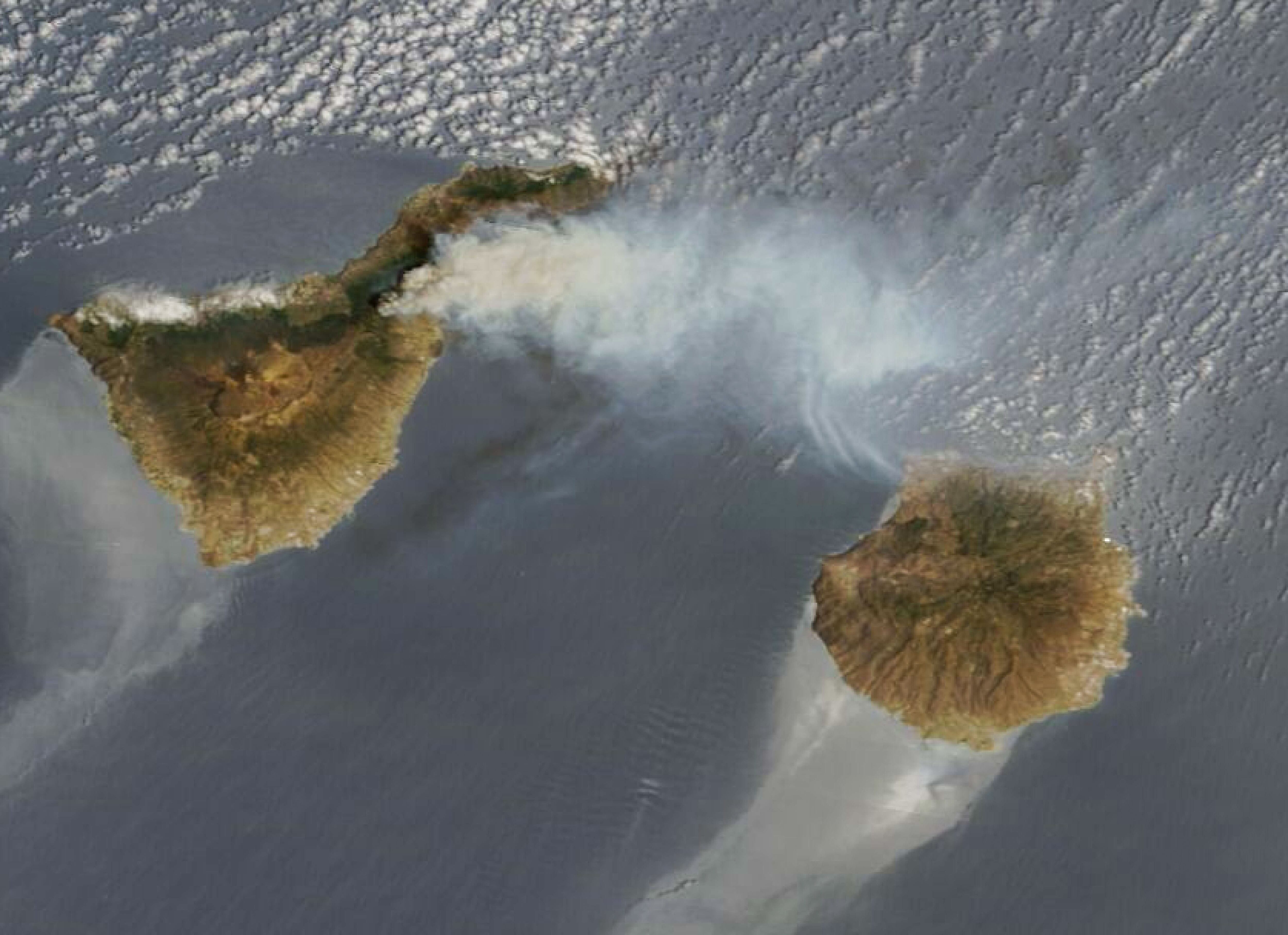 Imagen del satélite Terra de la NASA en la que se muestra la deriva del humo del incendio.