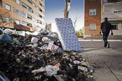 La localidad madrileña de Alcorcón ha despertado hoy repleta de basuras y con notables destrozos en el mobiliario urbano y en los comercios del centro como consecuencia de los disturbios registrados al finalizar la manifestación de ayer, en la que 15 personas fueron detenidas y 21 policías heridos, 7 de ellos locales.