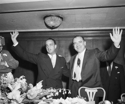 Roy Cohn (izquierda) y el senador Joseph McCarthy, en 1954, en pleno apogeo de la 'caza de brujas' contra comunistas estadounidenses.