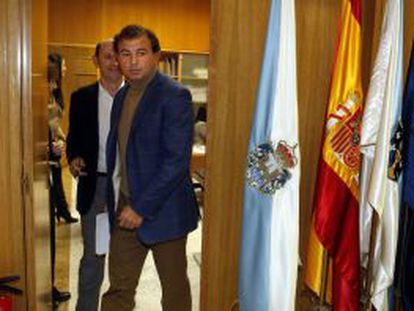 El consejero de Economía de la Xunta, Javier Guerra (centro), y el presidente de la diputación de Pontevedra, Rafael Louzán, en la firma de un convenio de colaboración para coordinar actuaciones de ahorro y eficiencia.