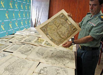 Un guardia civil muestra ayer uno de los mapas confiscados.