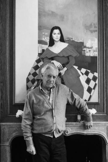 Vargas Llosa delante de un retrato de Isabel Preysler, su pareja, en Madrid.