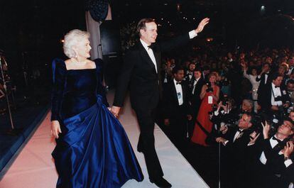 La primera dama Barbara Bush llevó un vestido diseñado por Arnold Scaasi para el baile inaugural de 1989. Scaasi, que había estado diseñando ropa usada por las primeras damas desde Mamie Eisenhower, llamó a este vestido de dos tonos "Barbara azul".