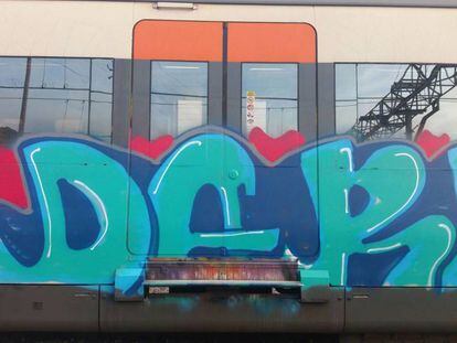 Una pintada en un tren de Renfe de Cercan&iacute;as. 
