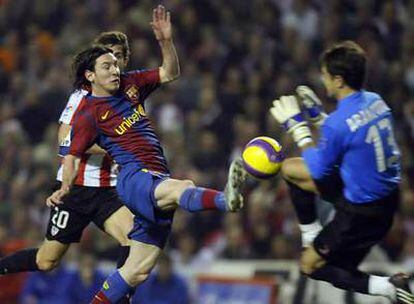 Messi intenta superar a Aranzubia en la jugada del gol del Barça.