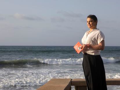 Carla Romagosa, en el paseo marítimo de la Colonia de San Pere, en Mallorca, con su libro 'Mi amiga Meno y yo'