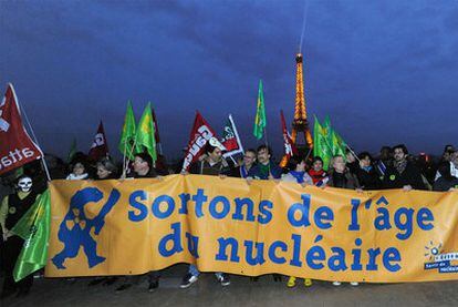 Manifestantes contrarios a la energía atómica se dieron cita ayer en París bajo el lema: "Salgamos de la edad nuclear".