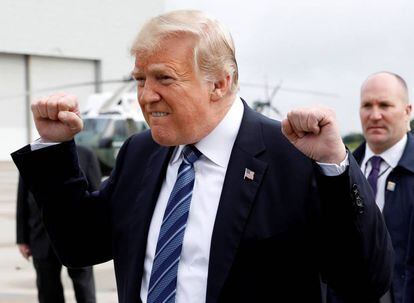 El presidente Donald Trump tras aterrizar en el aeropuerto de Johnstown, Pennsylvania.