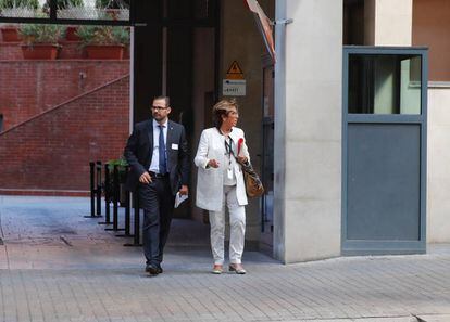 Un funcionari i una advocada de la Generalitat surten d'una caserna de la Guàrdia Urbana.
