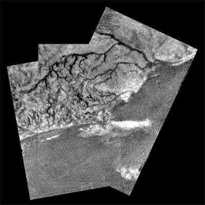 El mosaico de imágenes muestra los ríos de la luna de Saturno.