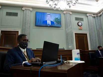 El director ejecutivo de Facebook, Mark Zuckerberg, aparece en un monitor mientras testifica durante la audiencia del Comité de Comercio, Ciencia y Transporte del Senado '¿La inmunidad radical de la Sección 230 permite el mal comportamiento de las grandes tecnologías?', En Capitol Hill, octubre 28 de febrero de 2020 en Washington, DC.