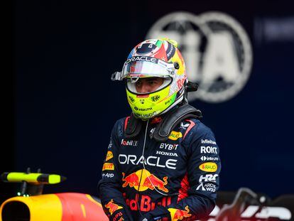 Checo Pérez en el garaje de Red Bull durante el Gran Premio de Fórmula 1 en Austria.