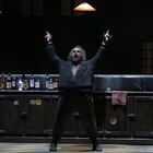 Roberto De Candia encarna a un Falstaff exultante en el segundo acto de la ópera.