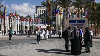 Gente llegando a la COP28 de Dubai.