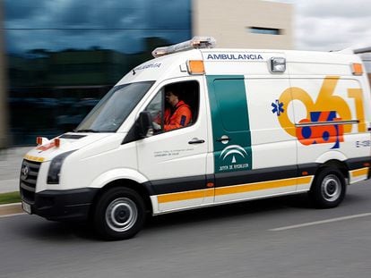 Imagen de archivo de una ambulancia de la Empresa Pública de Emergencias Sanitarias (EPES).