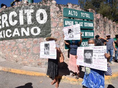 Familiares de desaparecidos durante la guerra sucia se manifiestan en Chilpancingo (Estado de Guerrero), en febrero de 2023.