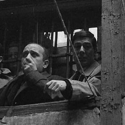 Marco Ferreri (izquierda) y Rafael Azcona, en el rodaje de <i>El pisito, </i>en 1957.