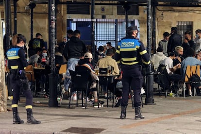 Dos agentes de Policía Local de Salamanca controlan la noche del viernes.