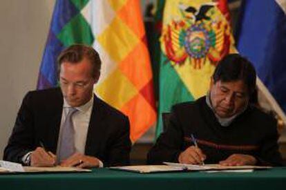 El canciller boliviano, David Choquehuanca (d), y el príncipe holandés Jaime De Borbón-Parma (i), firman un convenio hoy, martes 27 de agosto de 2013, en La Paz.