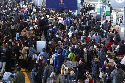 Numerosos habitantes de Tokio se agolpan en este aeropuerto con la intención de dejar el país