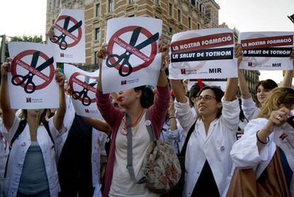 Manifestación de médicos de ocho grandes hospitales catalanes en Barcelona, para protestar por los recortes presupuestarios anunciados por la Generalitat.