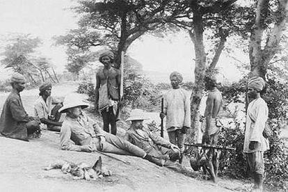 Dos viajeros británicos, con guardias y porteadores, en la antigua Birmania en 1887.