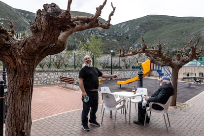 Jaime, encargado del bar de Almudaina, con un cliente en la terraza del establecimiento.