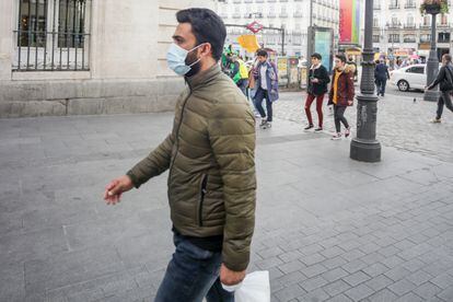 Un hombre lleva mascarilla para protegerse del coronavirus en una calle de Madrid, a 11 de marzo de 2020. Ricardo Rubio / Europa Press