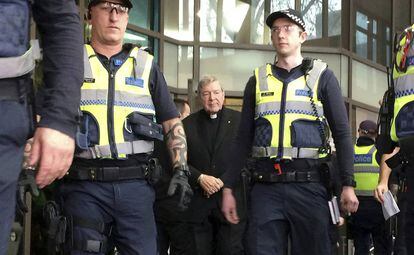 George Pell, en el centro, abandona el tribunal de Melburne donde se celebra el juicio sobre abusos, este martes.