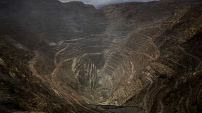 La mina de cobre a cielo abierto Codelco Chuquicamata se encuentra cerca de Calama, (Chile)