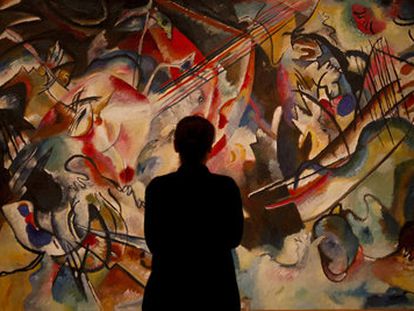 Un visitante observa la obra 'Compoistion VI' de Wassily Kandinsky en el Museo del Prado (Madrid) en enero del 2020.