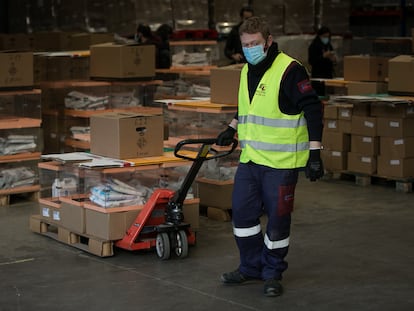 Preparativos para la distribución de material de prevención sanitaria para los miembros de las mesas de las elecciones catalanas.