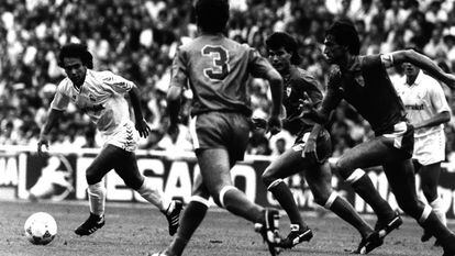 Hugo Sánchez conduce el balón ante varios jugadores del Sevilla, en 1987.
