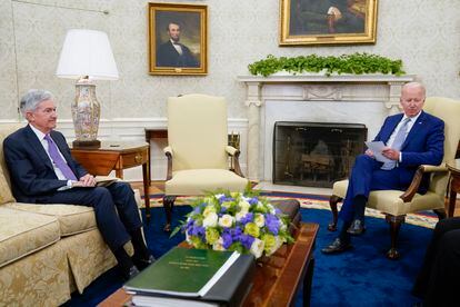 El presidente de la Reserva Federal, Jerome Powell, y el presidente de Estados Unidos, Joe Biden, en una reunión este martes en la Casa Blanca.