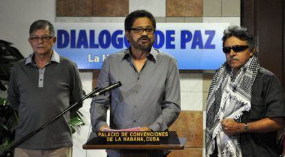 El segundo jefe de las FARC, Iván Márquez, al centro.