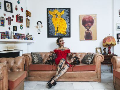 La cantante y actriz de burlesque Vinila von Bismark con sus perros, Paco y Pepe, en su casa.