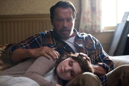 Arnold Schwarzenegger y Abigail Breslin, en un fotograma de &#039;Maggie&#039;. 