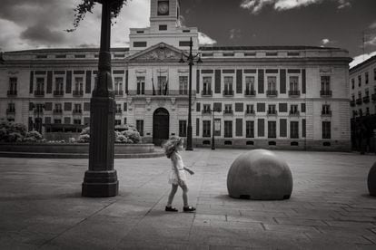Una niña pasea por la Puerta del Sol el primer día que se permitió salir a niños en Madrid durante el confinamiento.