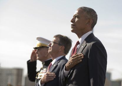El presidente Barack Obama (derecha), con el Secretario de Defensa, Ash Carter (centro) y con el General del Cuerpo de Marines de Estados Unidos, Joseph Dunford, durante un acto en homenaje a los fallecidos en los atentados terroristas del 11 de septiembre de 2001.