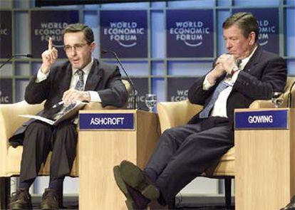 El presidente colombiano, Álvaro Uribe (izquierda), y el fiscal general de EE UU, John Ashcroft, ayer en Davos.