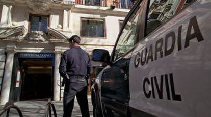 La Guardia Civil, hoy frente a una oficina de Generali en Sevilla.