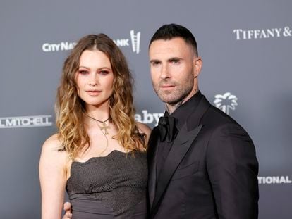 El cantante Adam Levine, junto a su esposa, la modelo Behati Prinsloo, en la gala de Baby2Baby en Hollywood en noviembre de 2021.