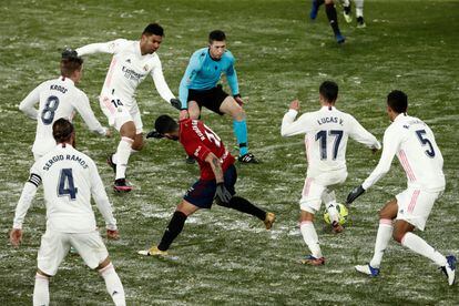 Lucas Vázquez lleva la pelota en un partido disputado entre el Real Madrid y el Osasuna, en enero de 2021.