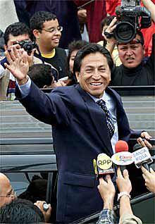 Alejandro Toledo saluda a sus simpatizantes tras votar en un colegio de Lima.
